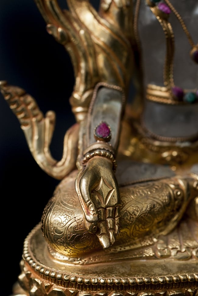水晶多羅菩薩（クリスタル・ターラー） 銅造鍍金水晶彫琢仕上げ - 24cm 8 - 右手・右腕の様子です。