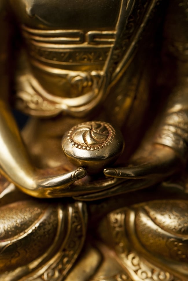 阿弥陀仏（ブッダ・アミタバ） 銅造鍍金仕上げ - 21cm 11 - 手元をみてみました。ほっそりとした美しい指です。