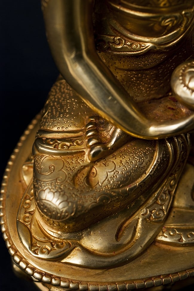 阿弥陀仏（ブッダ・アミタバ） 銅造鍍金仕上げ - 21cm 12 - 膝下をみてみました。