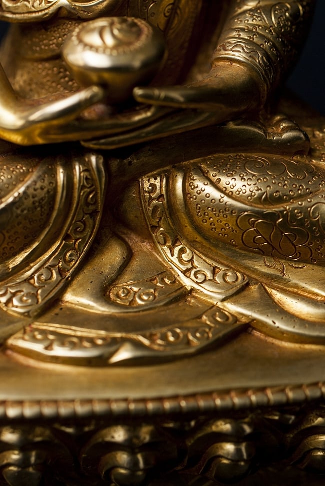 阿弥陀仏（ブッダ・アミタバ） 銅造鍍金仕上げ - 21cm 13 - 台座と衣が織りなす襞も美しいです。