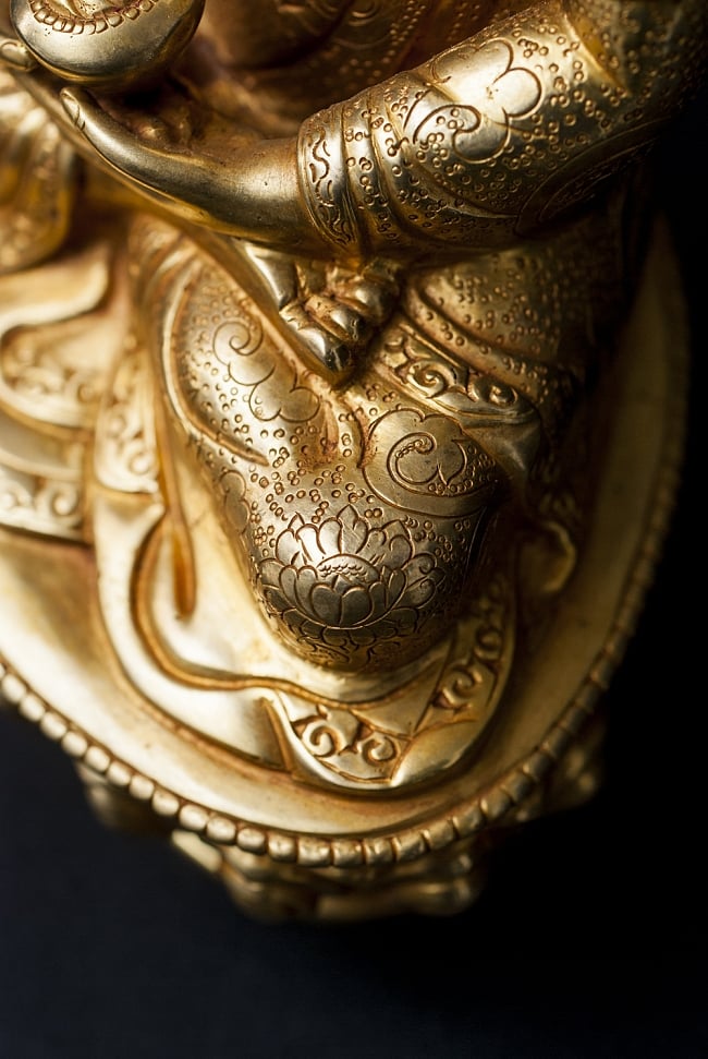 阿弥陀仏（ブッダ・アミタバ） 銅造鍍金仕上げ - 21cm 14 - 膝下をみてみました。