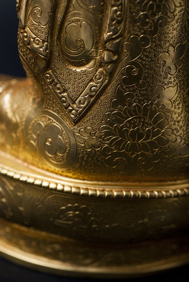 阿弥陀仏（ブッダ・アミタバ） 銅造鍍金仕上げ - 21cm 18 - 臀部と台座の様子です。