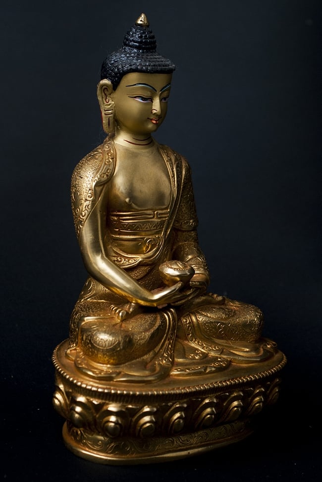 阿弥陀仏（ブッダ・アミタバ） 銅造鍍金仕上げ - 21cm 3 - 見る角度により異なった陰影を生じる美しい像です。