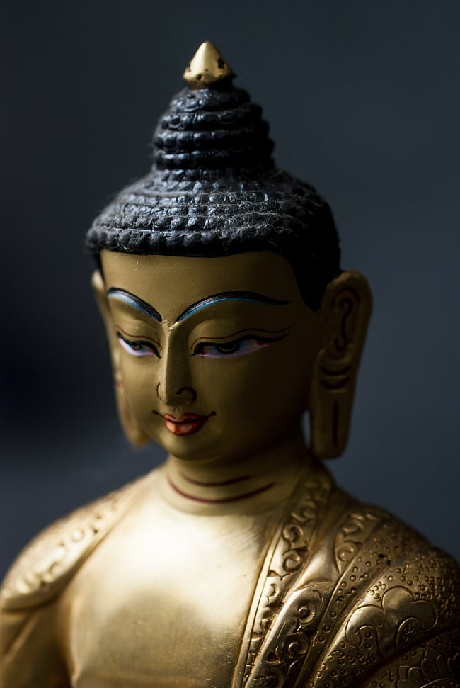 阿弥陀仏（ブッダ・アミタバ） 銅造鍍金仕上げ - 21cm 5 - 影が強くなると厳かな印象になります。