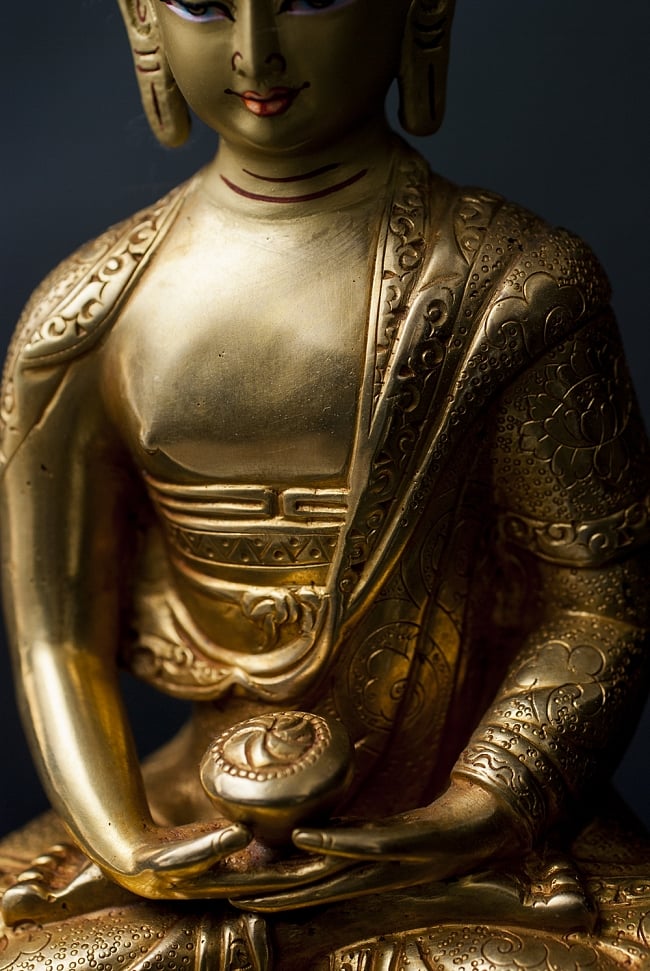 阿弥陀仏（ブッダ・アミタバ） 銅造鍍金仕上げ - 21cm 8 - 胸から腹部にかけての豊かな造形を御覧ください。