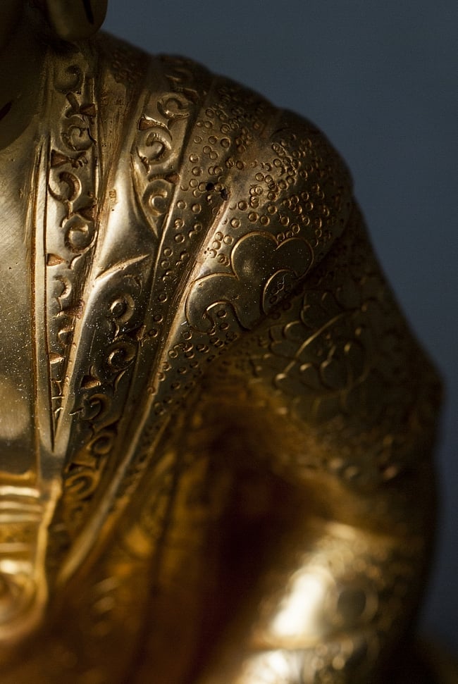 阿弥陀仏（ブッダ・アミタバ） 銅造鍍金仕上げ - 21cm 9 - 法衣に細かな装飾が行き渡っています。