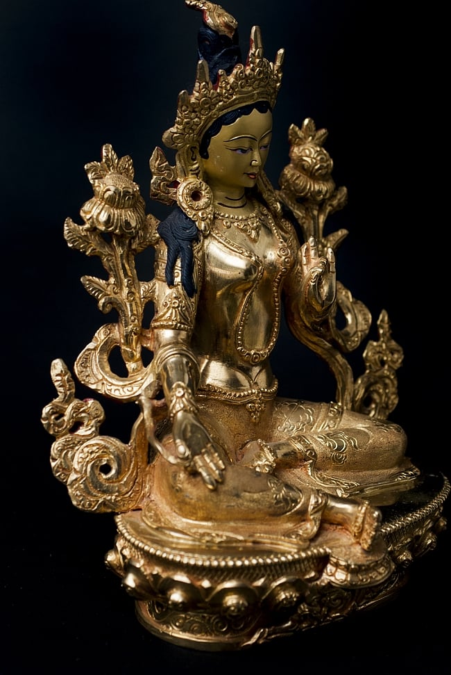 緑多羅菩薩（グリーンターラー） 銅造鍍金仕上げ - 21.5cm 3 - 見る角度により異なった陰影を生じる美しい像です。