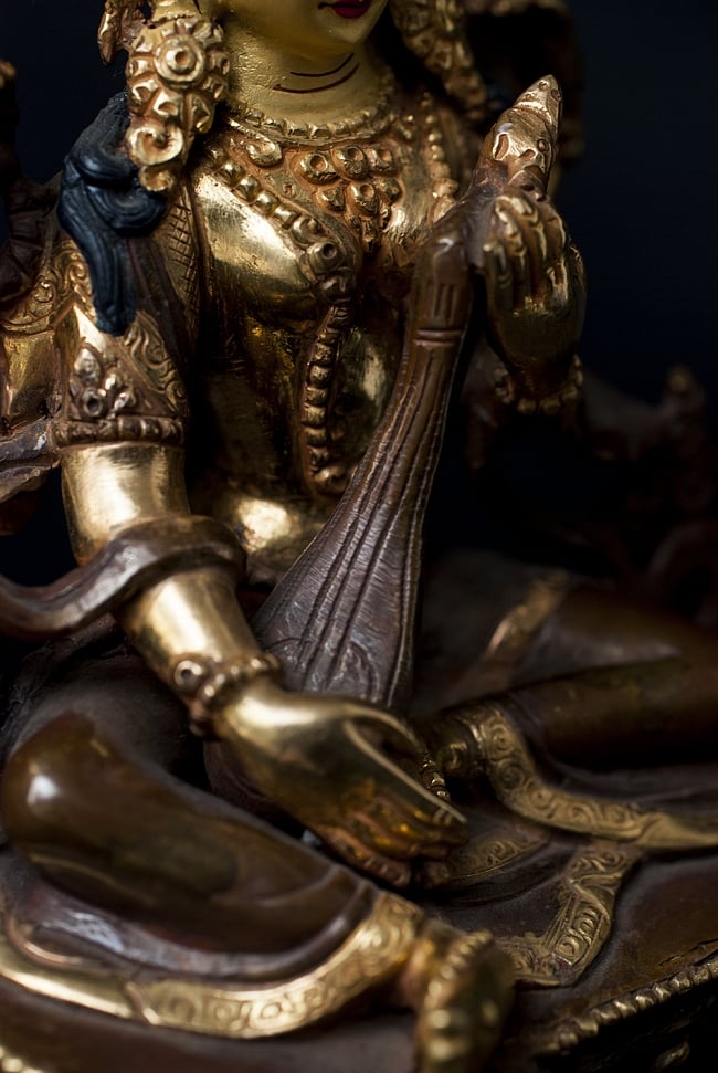 弁財天（サラスヴァティ） 銅造鍍金仕上げ - 15cm 10 - 繊細な中に力強さを感じる腕の造形になっています。