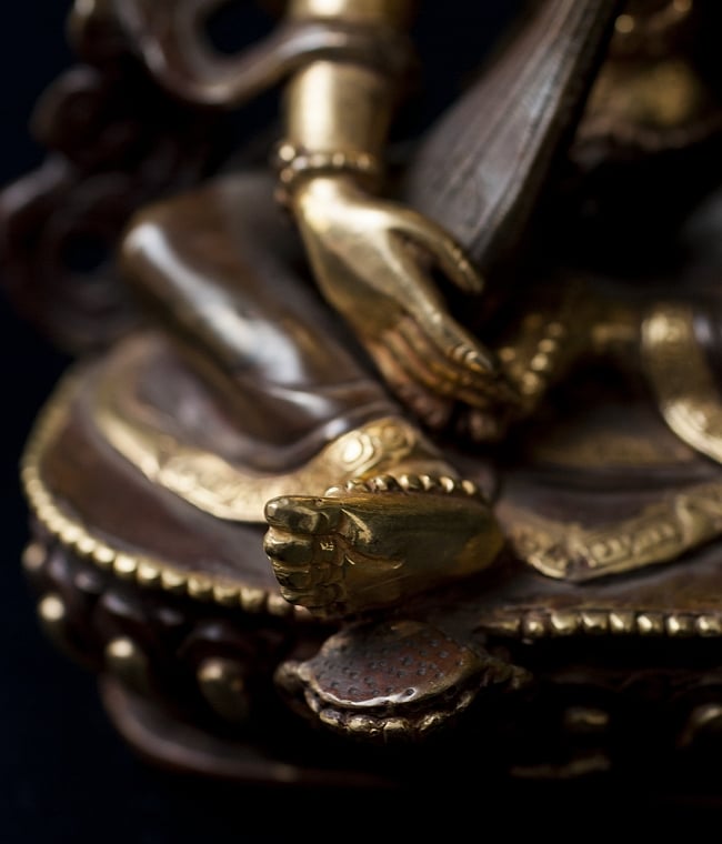 弁財天（サラスヴァティ） 銅造鍍金仕上げ - 15cm 12 - 足裏も丁寧に作り込まれています。