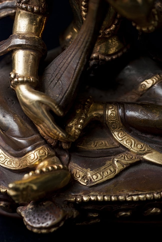 弁財天（サラスヴァティ） 銅造鍍金仕上げ - 15cm 13 - 台座と衣が織りなす襞の表現も美しいです。