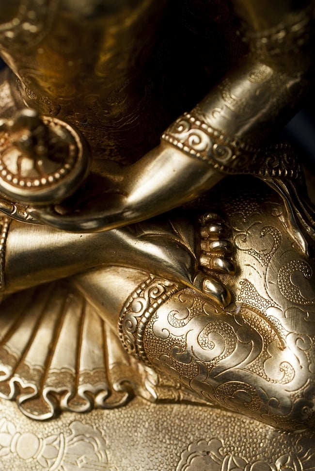 薬師如来（バイシャジヤ・グル） 銅造鍍金仕上げ - 28.5cm 12 - 膝周りにも細かな装飾が行き渡っています。