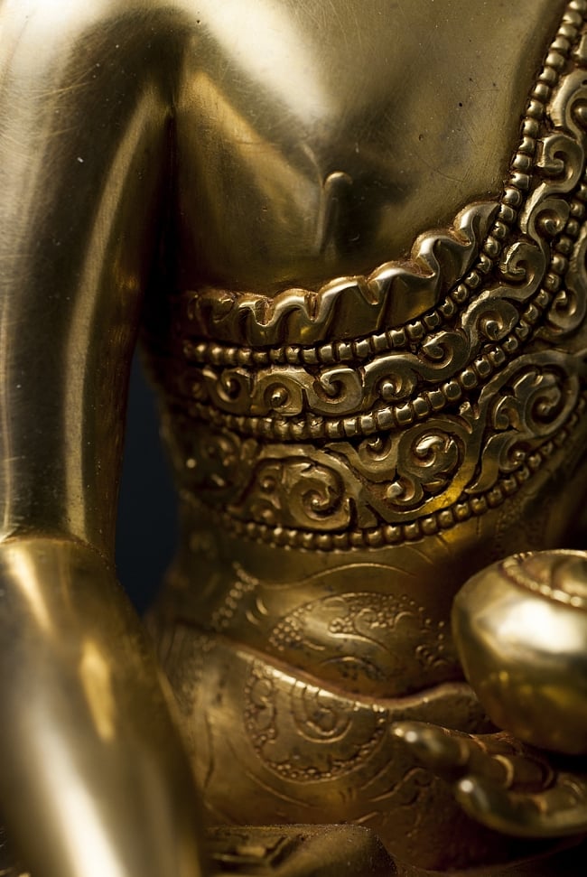 仏陀（ブッダ） 銅造鍍金仕上げ - 32cm 10 - 胸部をみてみました。