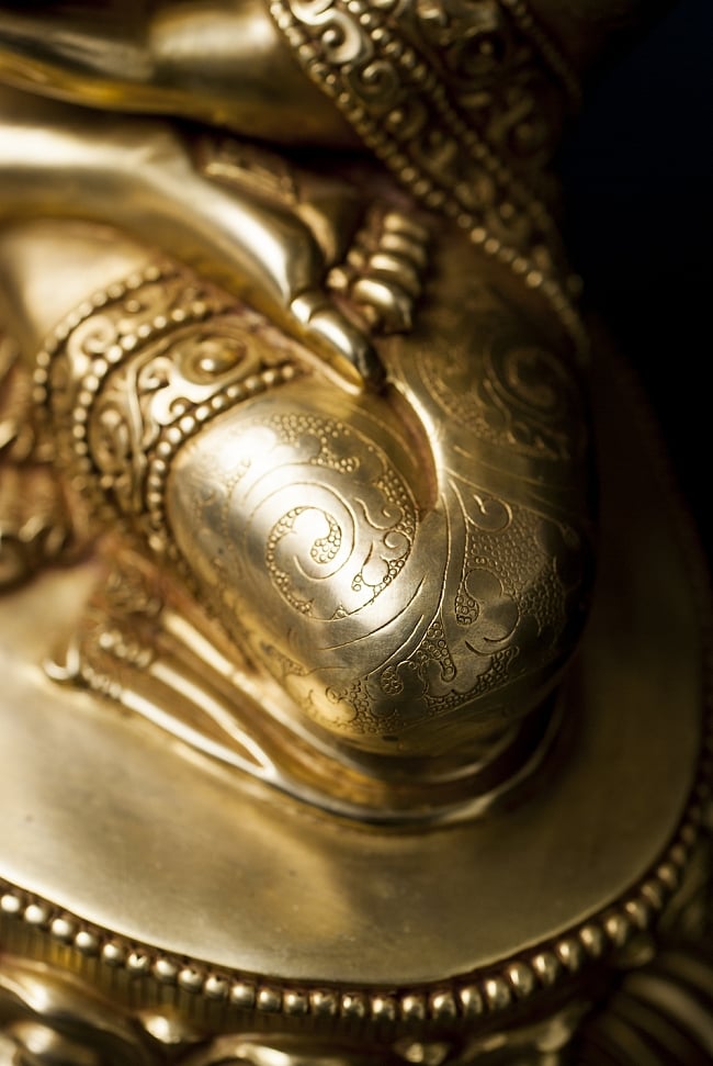 仏陀（ブッダ） 銅造鍍金仕上げ - 32cm 14 - 膝元にも細かな装飾が行き渡っています。