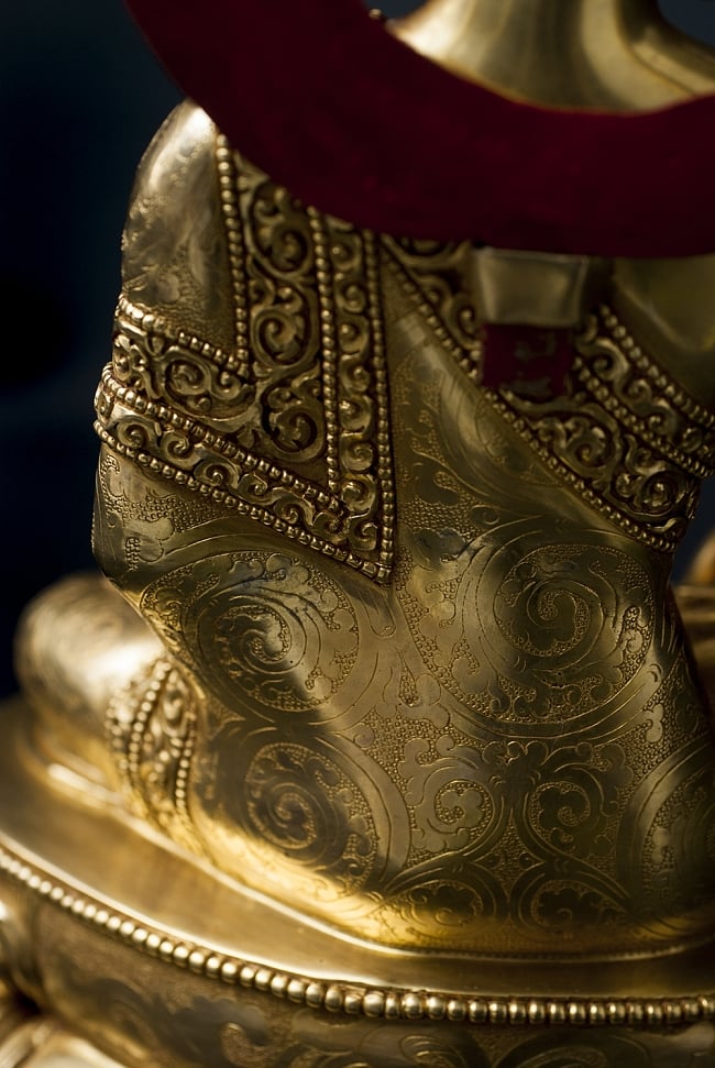 仏陀（ブッダ） 銅造鍍金仕上げ - 32cm 17 - 衣の表現が美しいです。