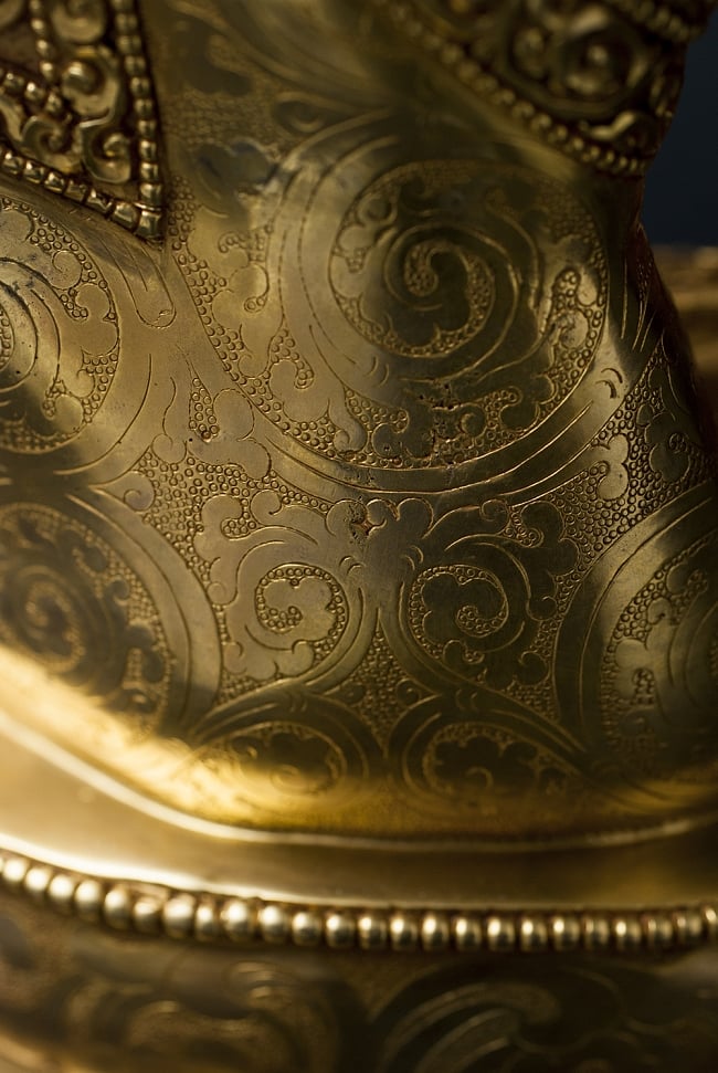 仏陀（ブッダ） 銅造鍍金仕上げ - 32cm 18 - 臀部にも細かな装飾が行き渡っています。