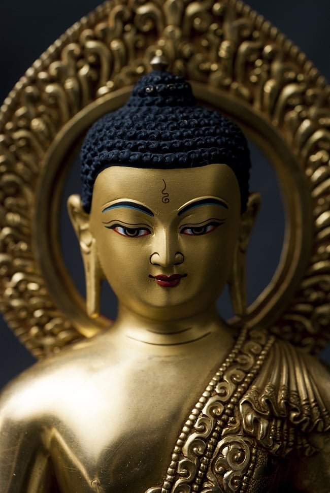 仏陀（ブッダ） 銅造鍍金仕上げ - 32cm 4 - お顔の拡大です。柔らかな表情に慈愛を感じます。