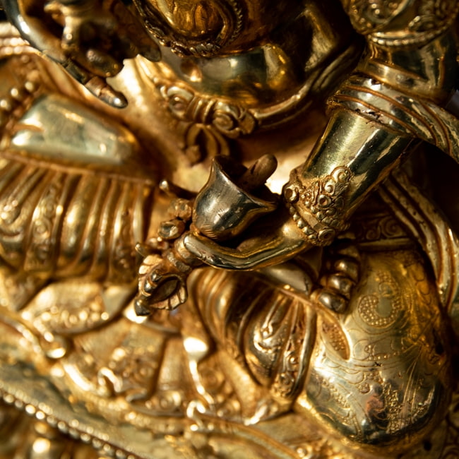 金剛薩た（ヴァジュラ・サットゥヴァ） 銅造鍍金仕上げ - 37cm 10 - もう片手にはガンターを持っています。