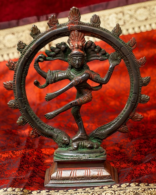 アンティーク仕立てブラス製 ダンシング・シヴァ - [高さ：約18.5cm]の写真1枚目です。全体写真ですシヴァ,シヴァ像,神様像,ナタラジ,ヒンドゥー教,ナタラージャ,パシュパティ,shiva