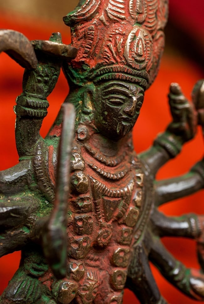 アンティーク仕立てブラス製 カーリー - [高さ：約16cm] 2 - どことなく始原的な様相の顔立ちです。