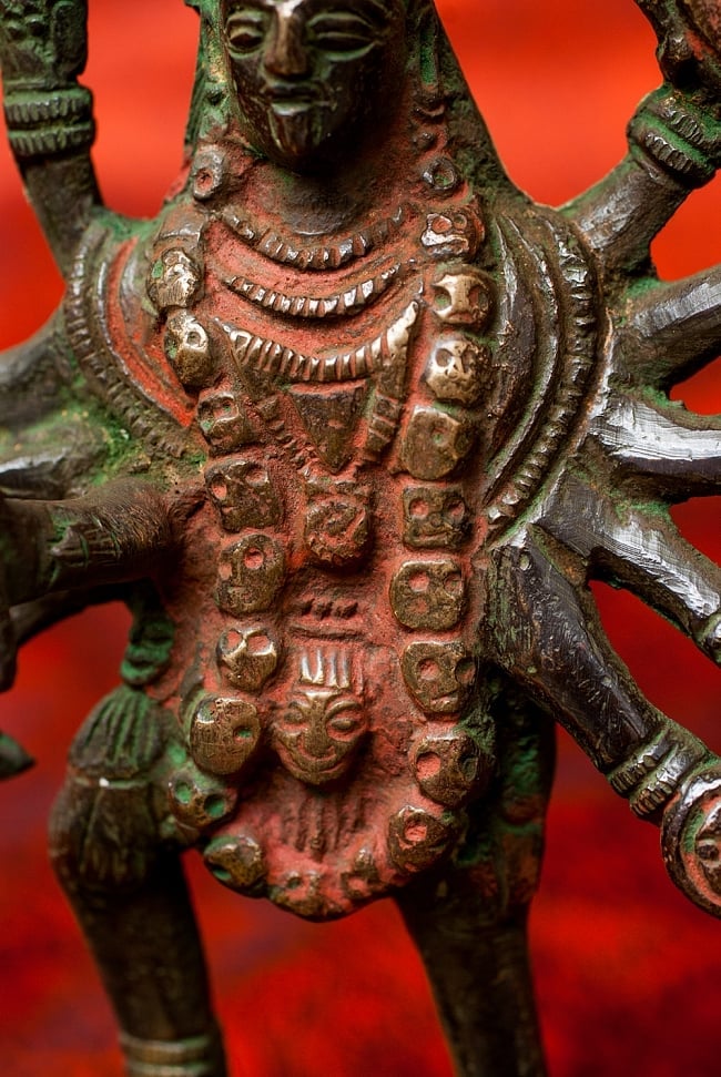 アンティーク仕立てブラス製 カーリー - [高さ：約16cm] 3 - 胸元には骸骨のマーラーをかけています。