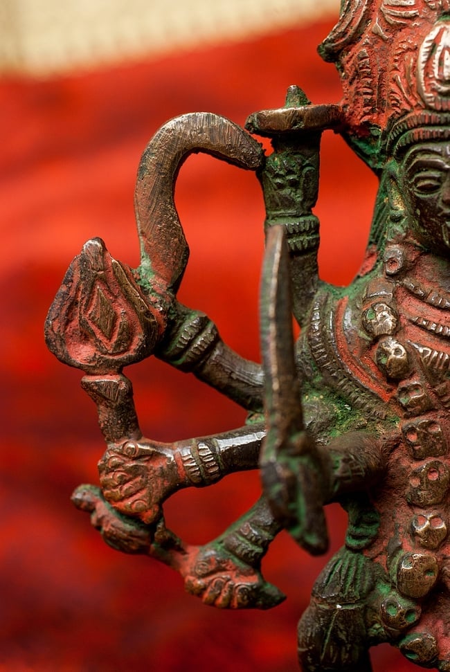 アンティーク仕立てブラス製 カーリー - [高さ：約16cm] 4 - 手を中心にみてみました。