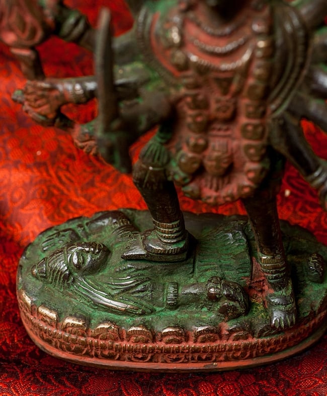 アンティーク仕立てブラス製 カーリー - [高さ：約16cm] 6 - 足元に横たわるのはシヴァ神です。