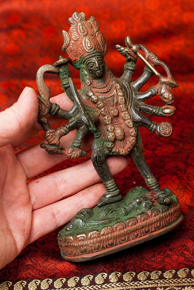 アンティーク仕立てブラス製 カーリー - [高さ：約16cm] 8 - 手を添えるとこれくらいの大きさです。