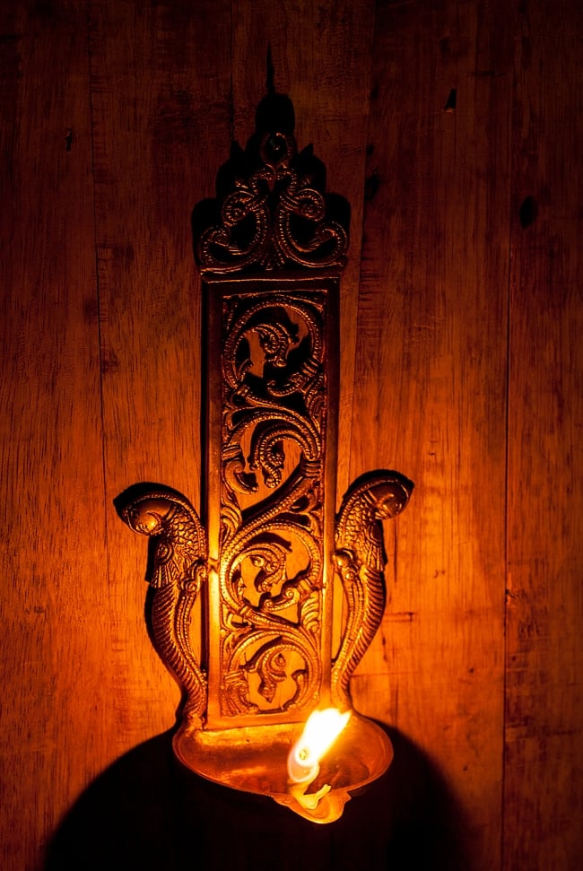 ブラス製 壁掛けオイルランプ/キャンドルホルダー - [高さ：約28cm] 6 - オイルランプとしての使用例です。火を使う際は火災等に十分ご注意ください。