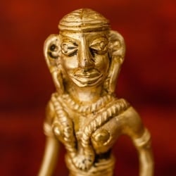 剣と盾を持つ女性のハンドベル - [高さ：約13cm] - サブ2