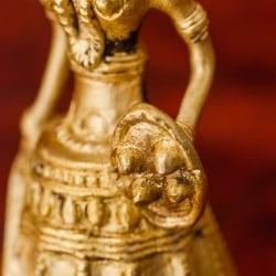 剣と盾を持つ女性のハンドベル - [高さ：約13cm] - サブ4