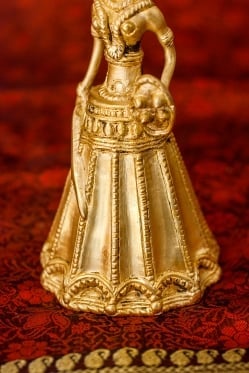 剣と盾を持つ女性のハンドベル - [高さ：約13cm] - サブ5