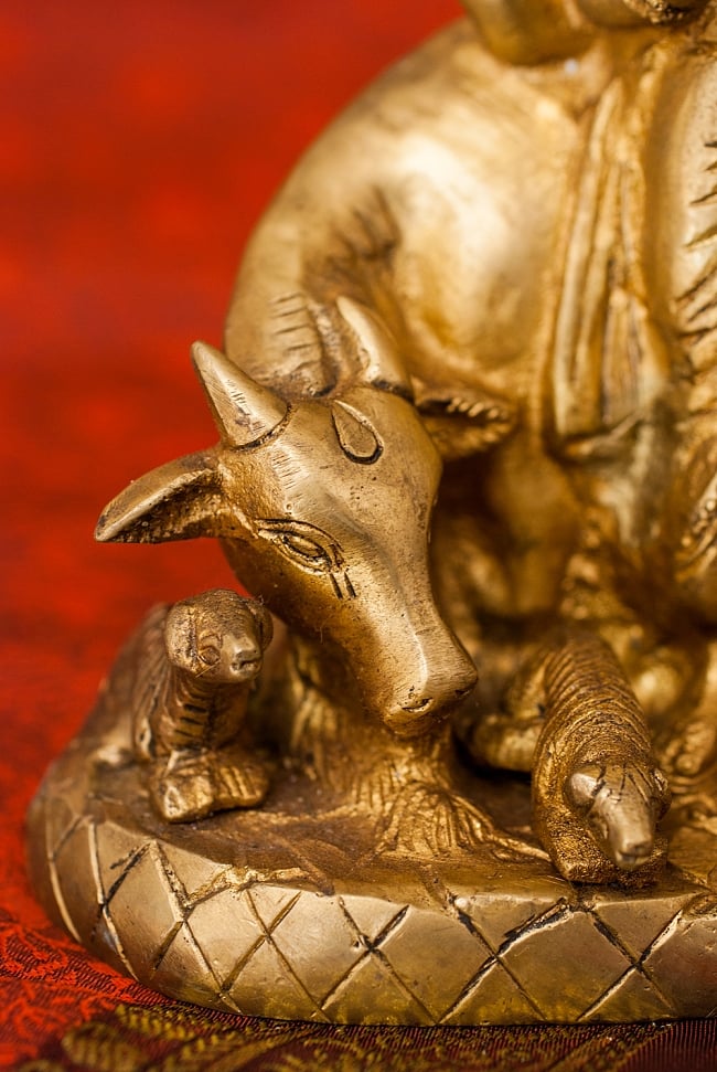 ブラス製 ダッタトレーヤ - [高さ：約16.5cm] 5 - 足元には牛と四匹の犬がいます。