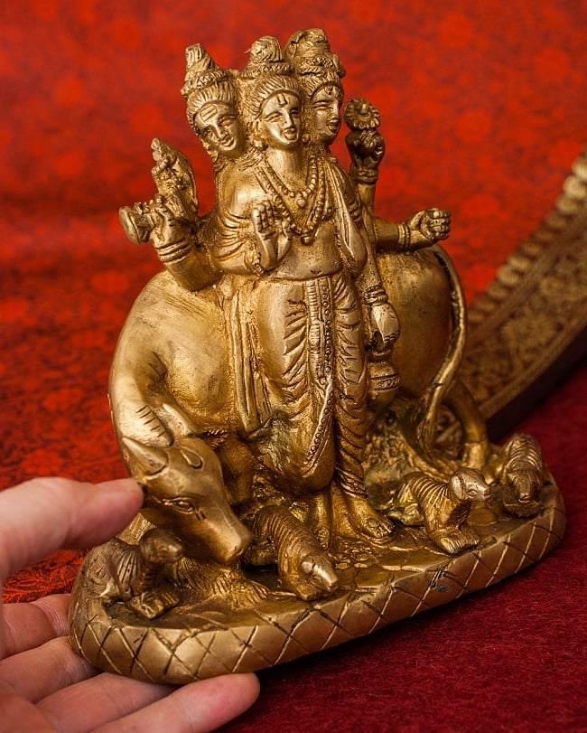 ブラス製 ダッタトレーヤ - [高さ：約16.5cm] 8 - 手を添えるとこれくらいの大きさです