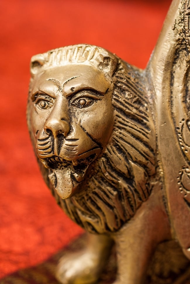 ブラス製 チャームンダー - [高さ：約12cm] 4 - 獅子に乗った姿で表現されます。