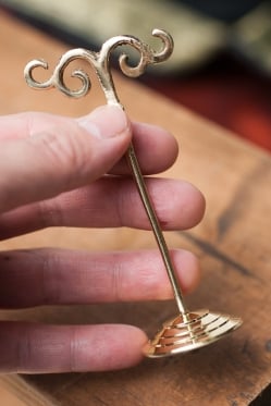 金属製のピアススタンド　ゴールド - サブ4