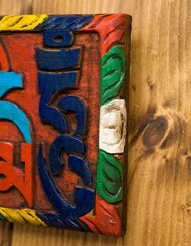 ネパールのアンティーク壁掛け【オンマニペメフム】 3 - 1つ1つ手作業で彫られています
