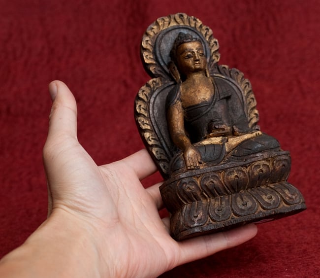 [一点もの]木彫りの仏陀（ブッダ） - 18cm 9 - サイズ比較のために手に持ってみました