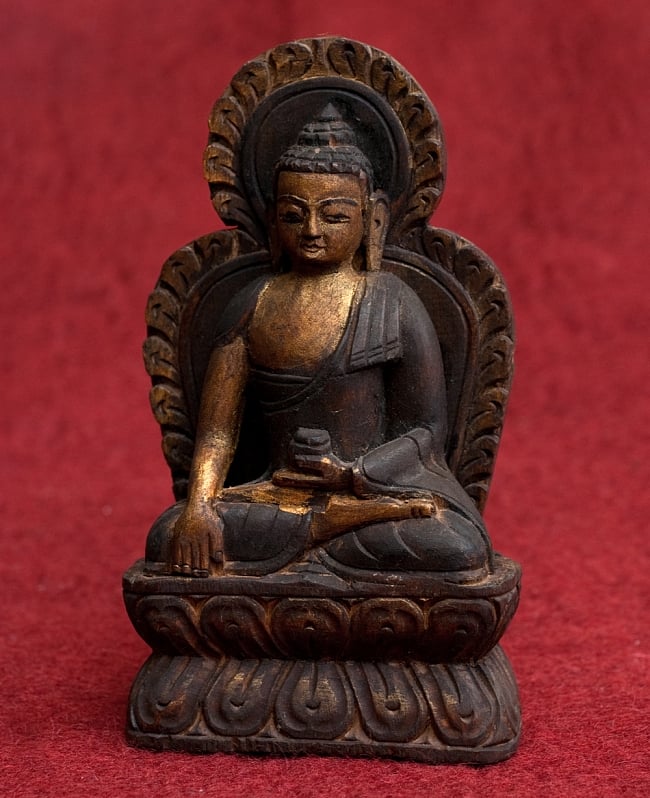 [一点もの]木彫りの仏陀（ブッダ） - 18cmの写真1枚目です。一刀一刀、ネパールの人々が手彫した仏像になります一点もの,木彫り,アンティック,仏陀,ブッダ,仏像,神像