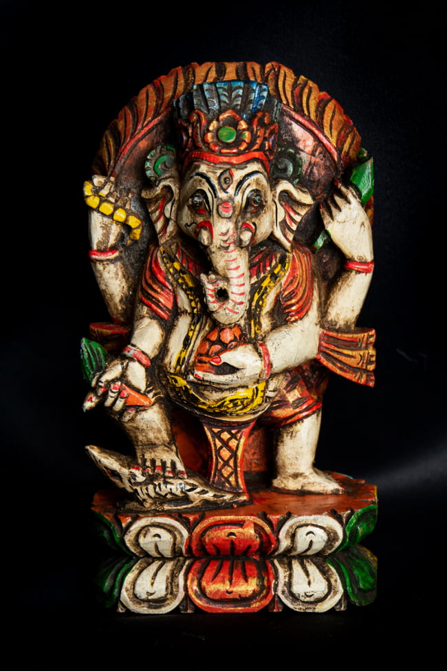 [一点もの]木彫りのホワイト・ガネーシャ - 18cmの写真1枚目です。一刀一刀、ネパールの人々が手彫したガネーシャ像になります一点もの,木彫り,アンティック,ガネーシャ,神像