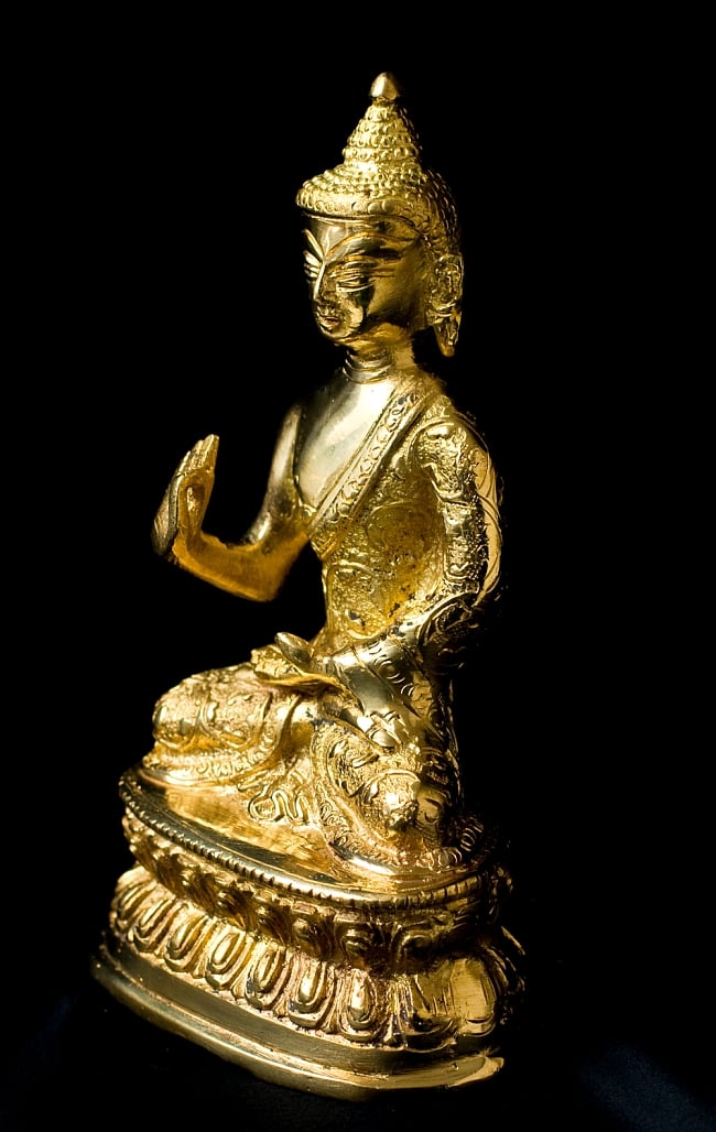 金色に輝くヒストリーブッダ像【高さ：約18cm】 2 - 斜めから撮影しました、質感が素晴らしいです。