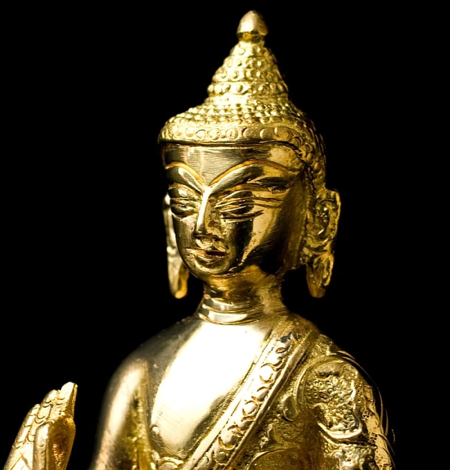 金色に輝くヒストリーブッダ像【高さ：約18cm】 3 - 顔を写してみました、穏やかな表情をしています。