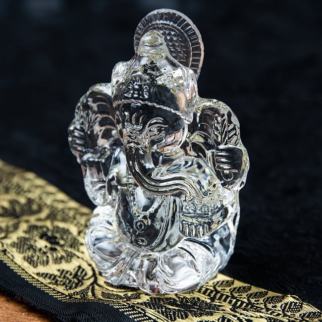 インドの神様 ガラス製ペーパーウェイト〔8.5cm×6.5cm〕 - ガネーシャの写真1枚目です。透明感の美しいガラスのガネーシャペーパーウエイトです。文鎮,ガネーシャ,神様像,ヒンドゥー教,インド神様