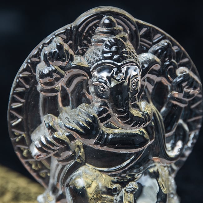 インドの神様 ガラス製ペーパーウェイト〔8cm×6.5cm〕 - 笛吹きガネーシャ 2 - お顔の拡大です。