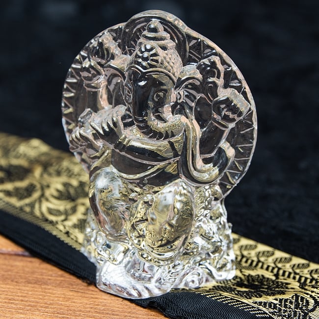 インドの神様 ガラス製ペーパーウェイト〔8cm×6.5cm〕 - 笛吹きガネーシャの写真1枚目です。透明感の美しいガラスのガネーシャペーパーウエイトです。文鎮,ガネーシャ,神様像,ヒンドゥー教,インド神様