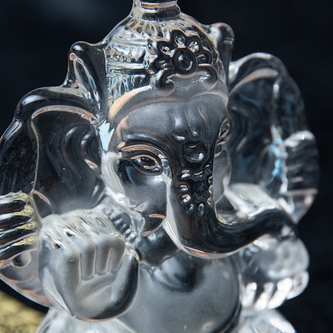 インドの神様 ガラス製ペーパーウェイト〔8cm×10.5cm〕 - ガネーシャ 2 - お顔の拡大です。