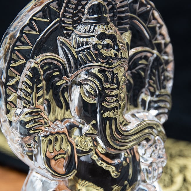 インドの神様 ガラス製ペーパーウェイト〔9cm×6.5cm〕 - ガネーシャ 2 - お顔の拡大です。
