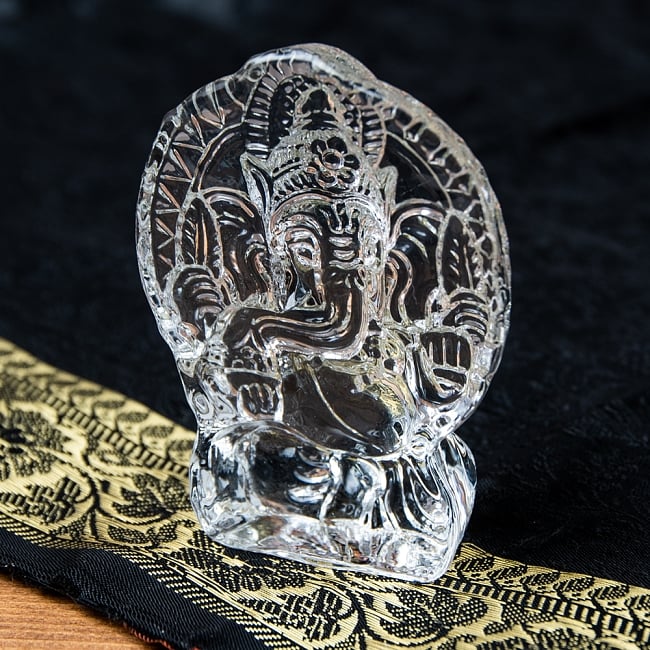インドの神様 ガラス製ペーパーウェイト〔9cm×6.5cm〕 - ガネーシャ 4 - 背面側から見てみました。