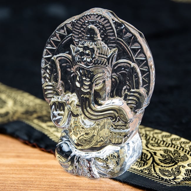 インドの神様 ガラス製ペーパーウェイト〔9cm×6.5cm〕 - ガネーシャの写真1枚目です。透明感の美しいガラスのガネーシャペーパーウエイトです。文鎮,ガネーシャ,神様像,ヒンドゥー教,インド神様