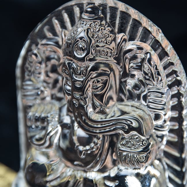 インドの神様 ガラス製ペーパーウェイト〔8.7cm×6.3cm〕 - 台座ガネーシャ 2 - お顔の拡大です。