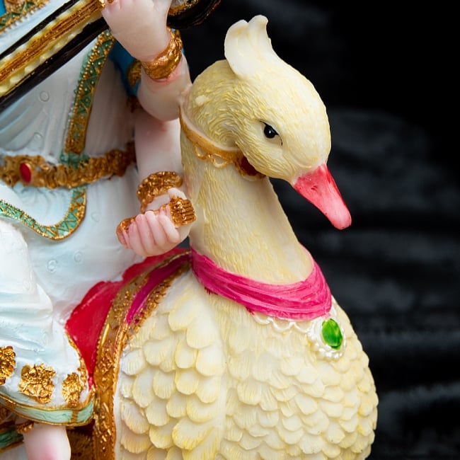 カラフルレジンの神様像　-　白鳥に乗るサラスヴァティ[19.5cm] 4 - 細部を拡大してみました。